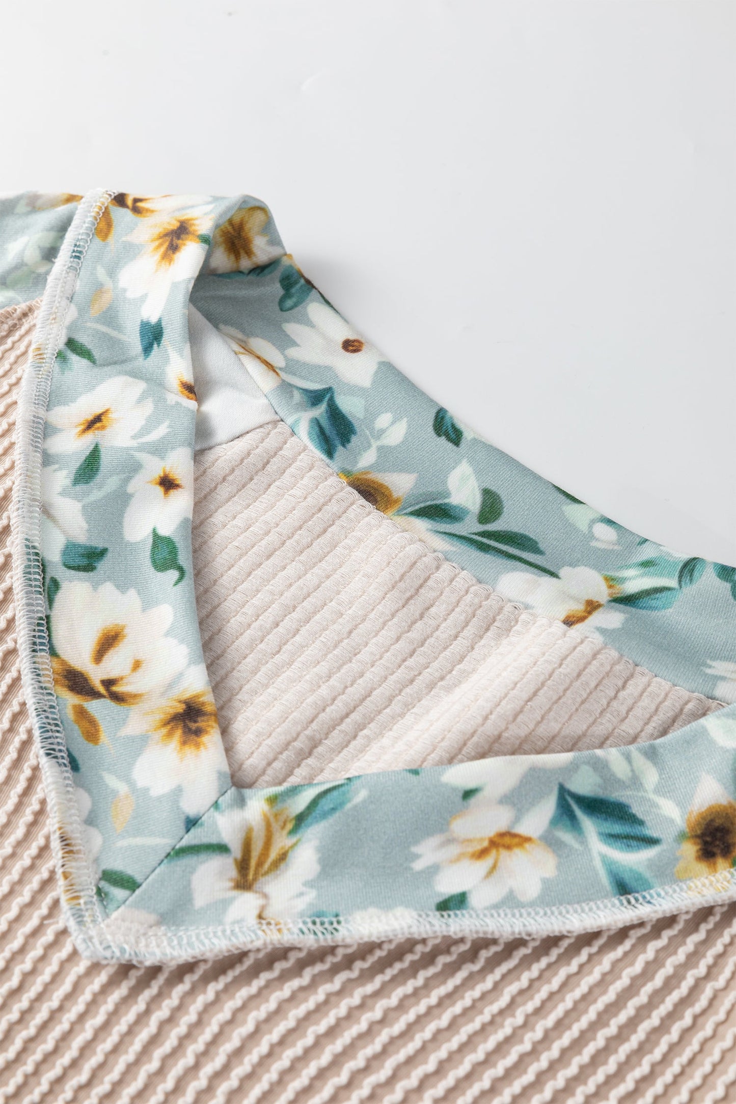 Camisa de manga larga con diseño floral acanalado en contraste y retazos Parchment Twist