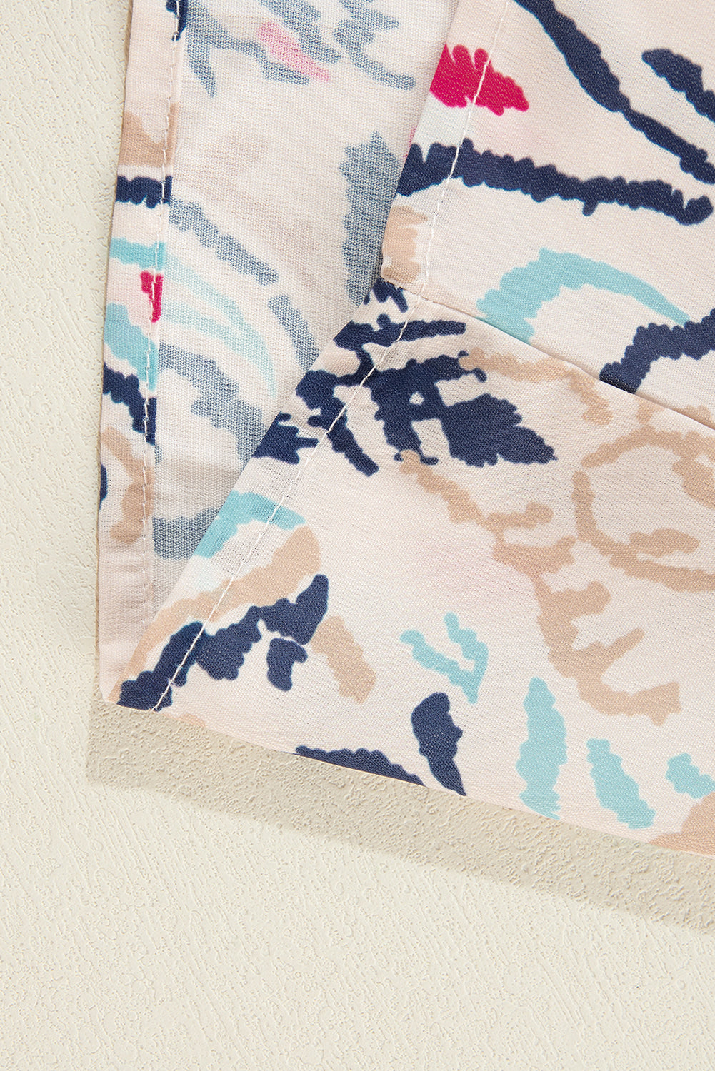 Blusa blanca abstracta estampada con cuello en V con muesca y manga dividida a la mitad