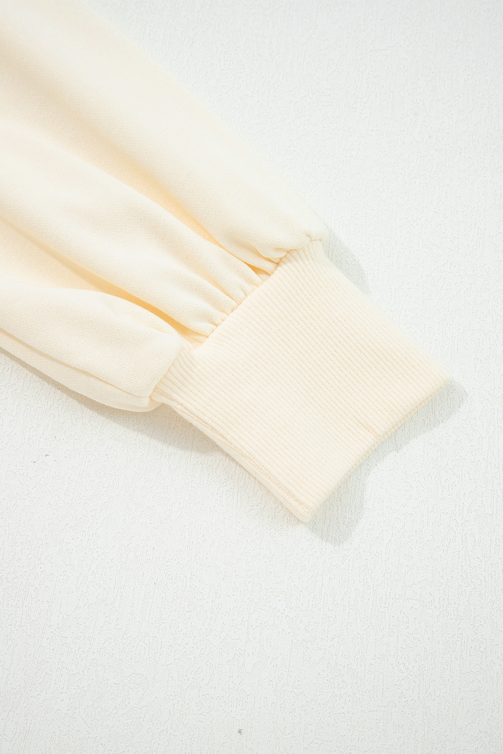 Sudadera con cuello a rayas, mangas abullonadas y parches, con botones blancos