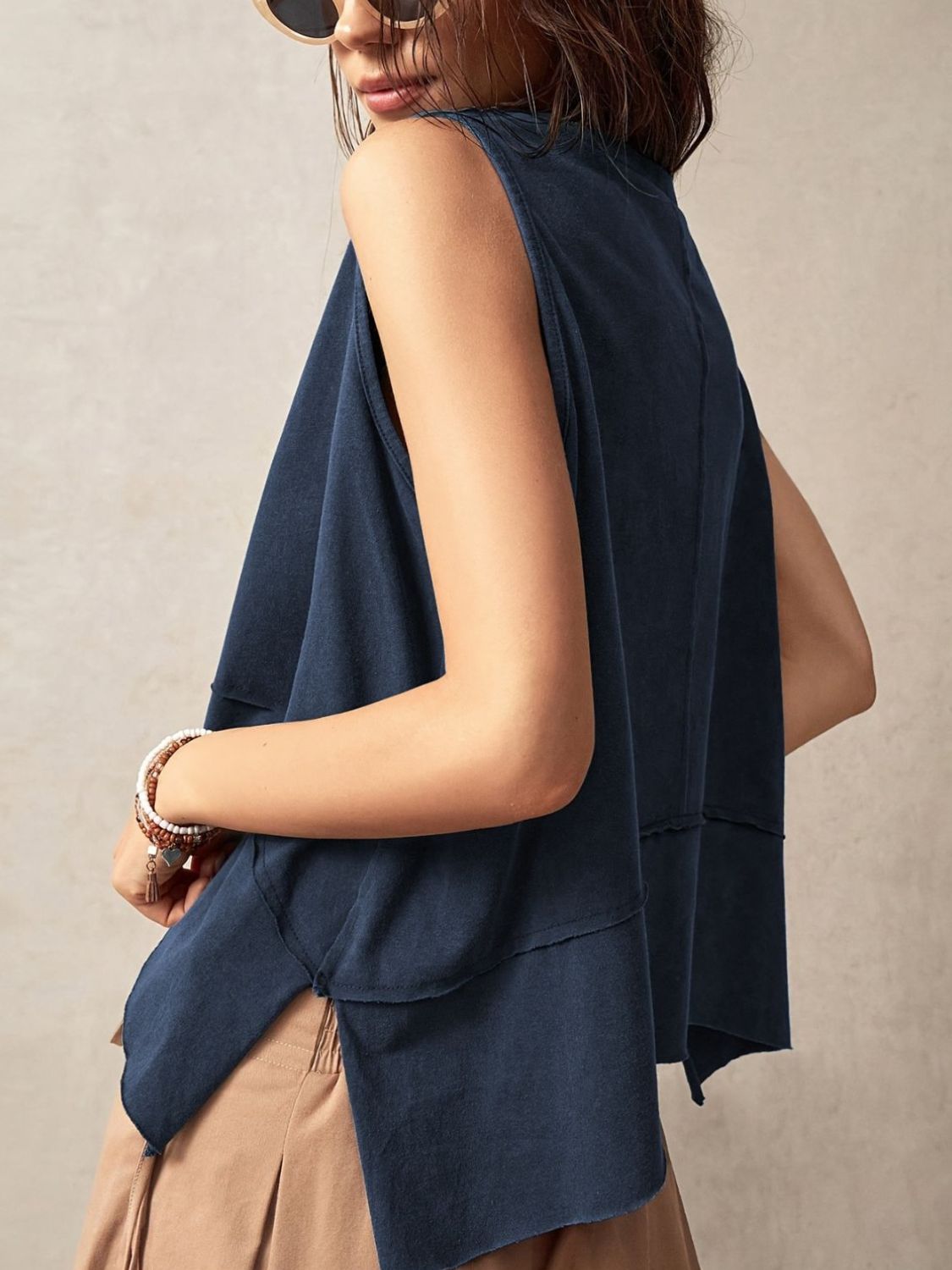 Camiseta sin mangas con cuello redondo, costura expuesta y abertura lateral