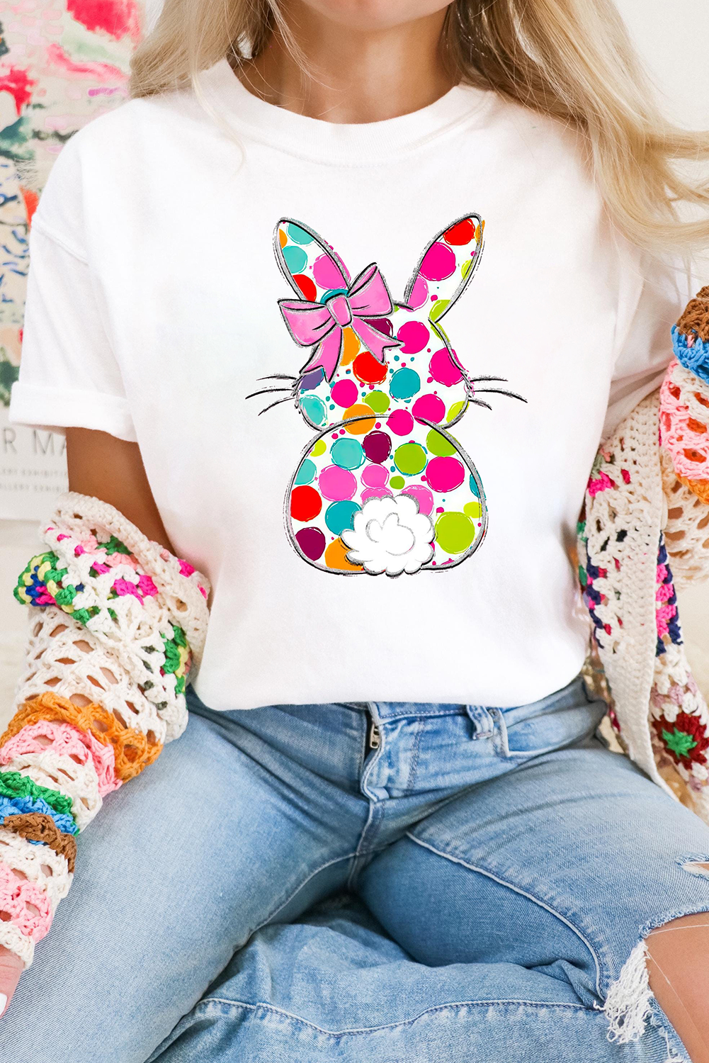 Camiseta de moda de Pascua con diseño gráfico de conejo con lazo de lunares blancos y cuello redondo