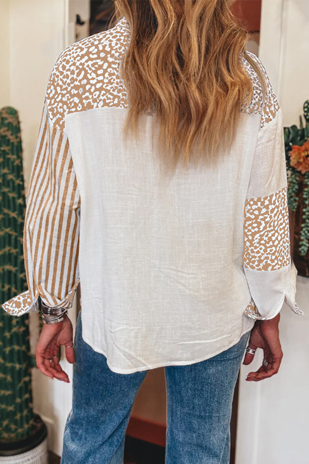 Camisa de botones con estampado de leopardo rosa a rayas y retazos