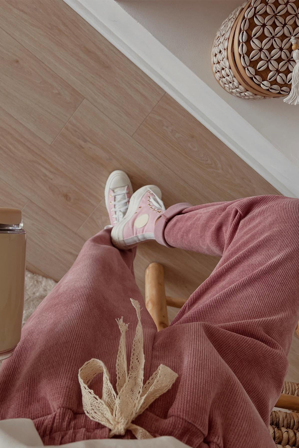 Sudadera con capucha y cordón gris humo y traje de pana de pantalón de talle alto