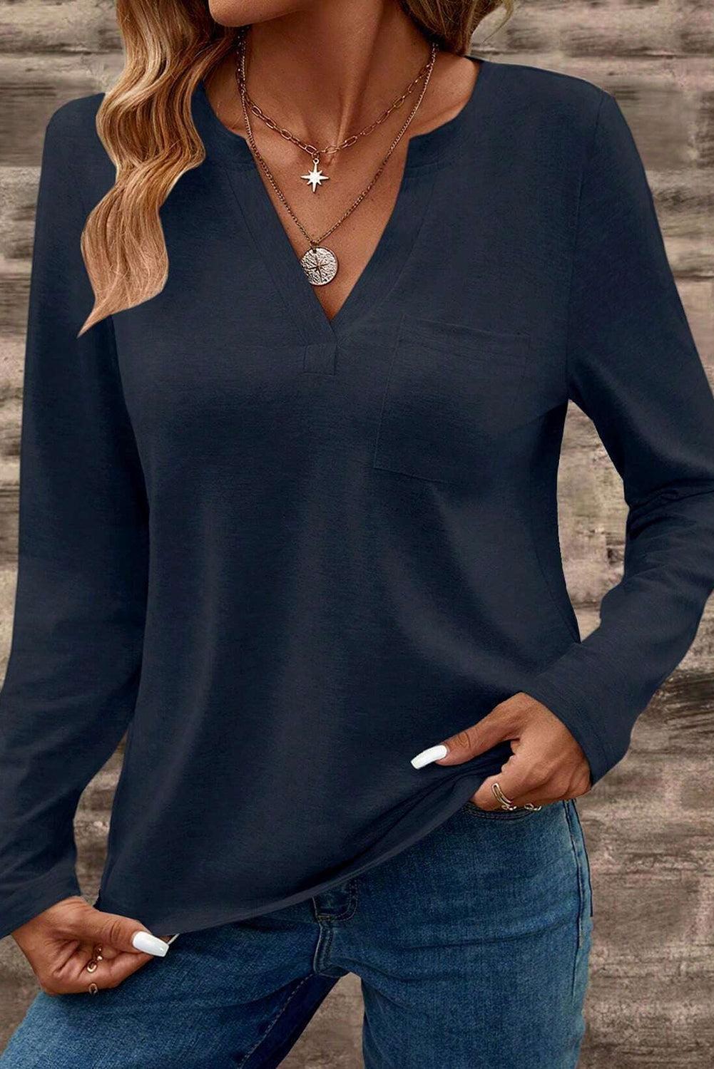 Camiseta de manga larga con cuello de pico, bolsillo y parche, color azul sucio
