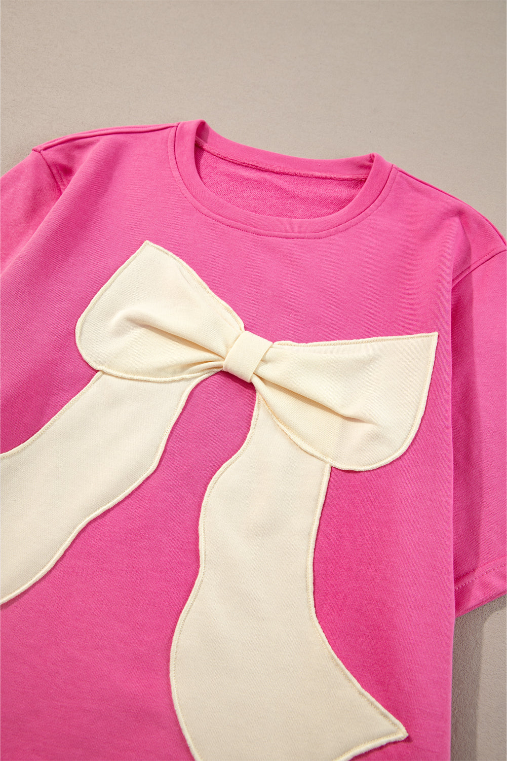 Camiseta suelta con lazo delantero de cinta de color de contraste rosa fresa con aberturas