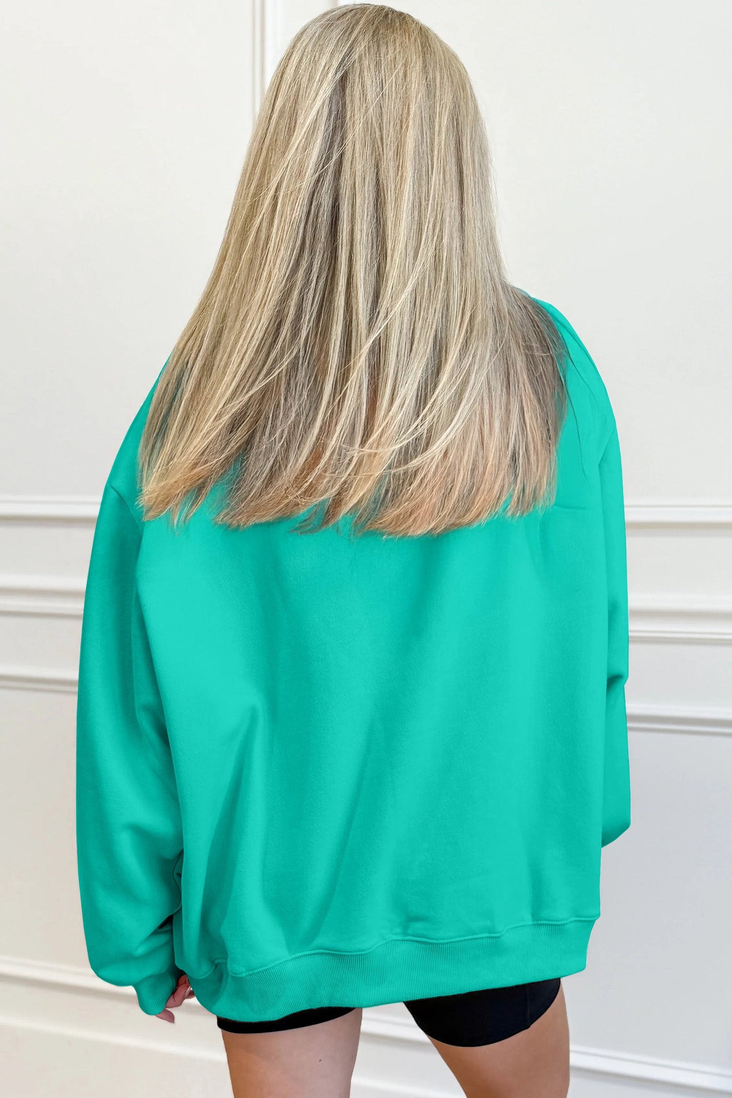 Sudadera extragrande de cuello alto rosa brillante con bordado "Blessed"