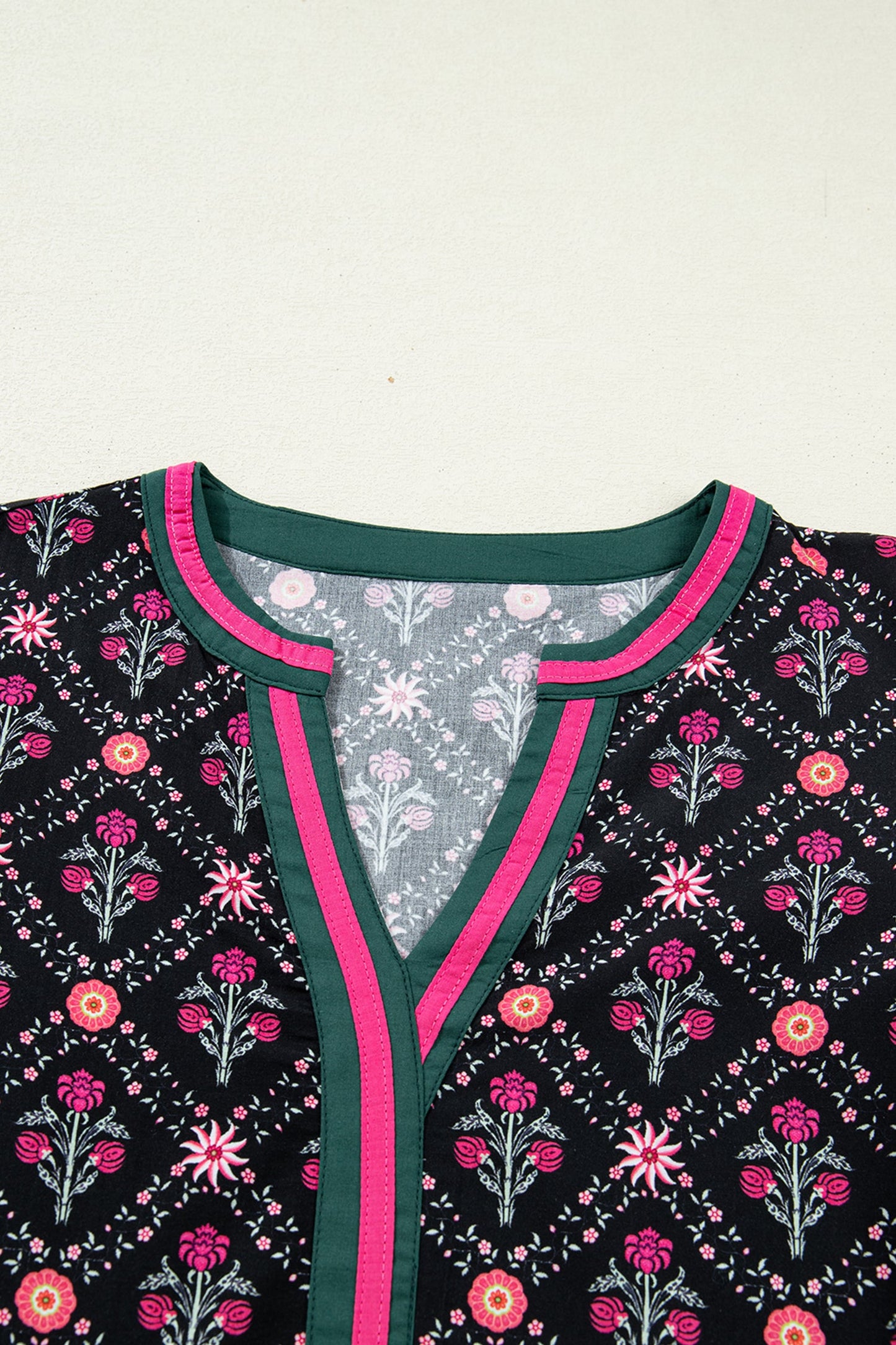 Blusa vintage floral con escote en V de contraste negro y manga tres cuartos