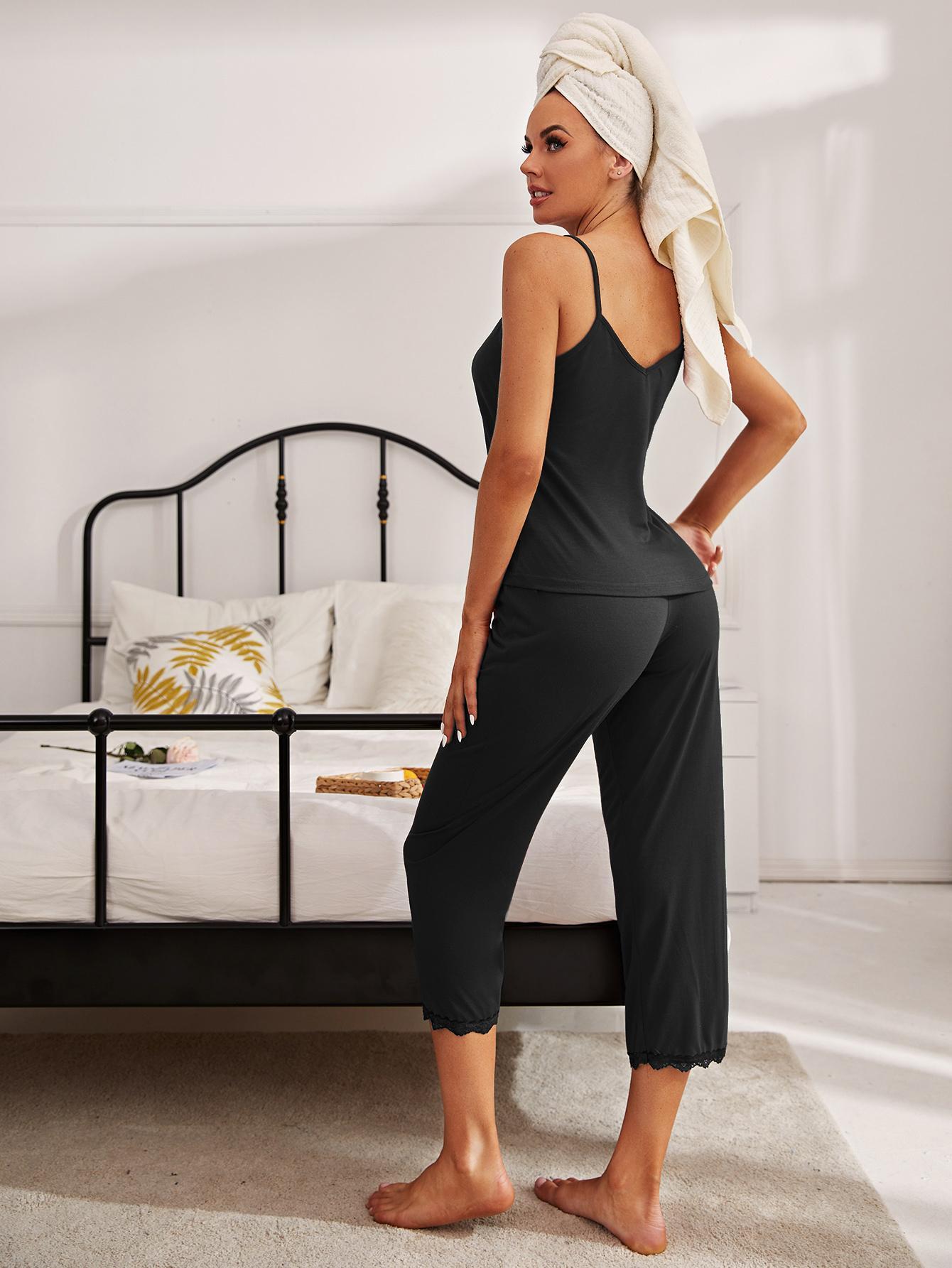 Conjunto de pijama de camisola con escote en V, ribete de encaje y aberturas, y pantalón