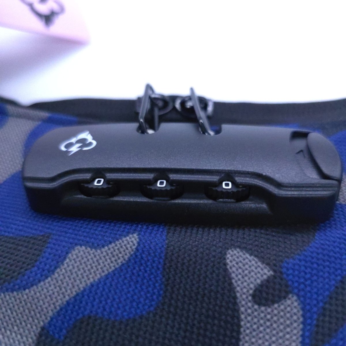 Bolsa cruzada FireBar Labs a prueba de olores - Candado oculto