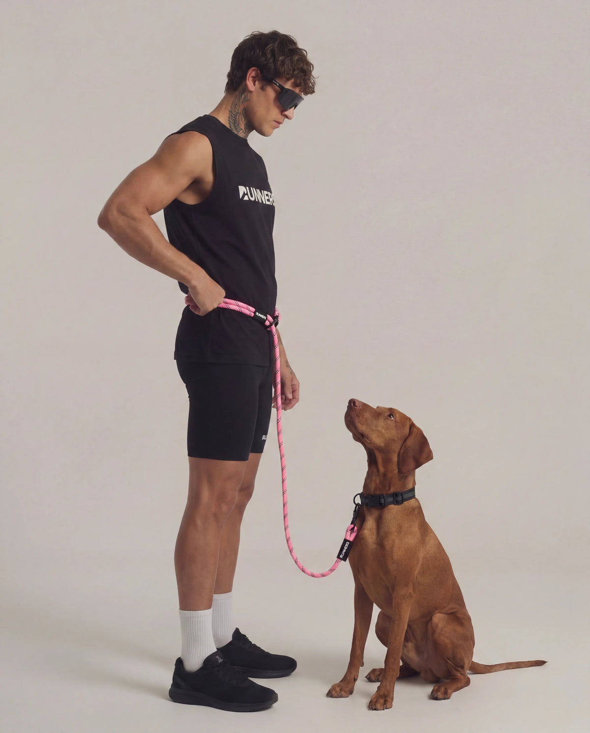 Correa para perro manos libres de color rosa neón