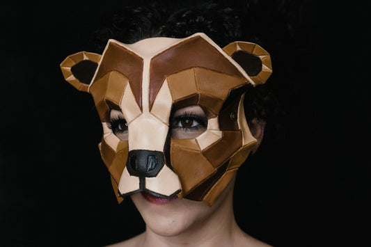 Máscara de cuero de oso grizzly geométrico