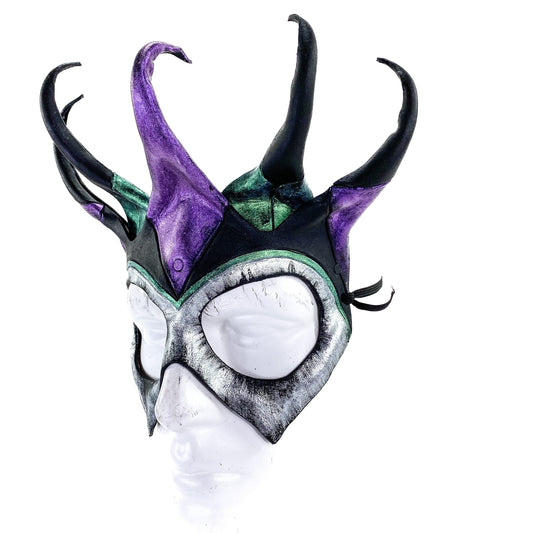 Antifaz Jester de Cinco Puntas en Morado y Verde - Cuero Genuino Hecho a Mano