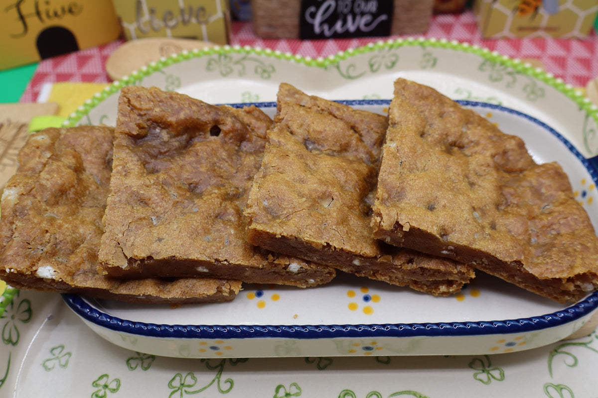 Blondie sin gluten, sin lácteos, vegano, sin cacahuetes, apto para alérgicos, barra para fiesta de cumpleaños, postre de Pascua, aperitivos de malvavisco, seguro para la escuela