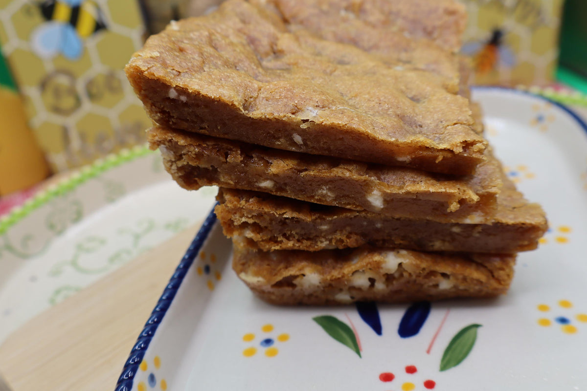 Blondie sin gluten, sin lácteos, vegano, sin cacahuetes, apto para alérgicos, barra para fiesta de cumpleaños, postre de Pascua, aperitivos de malvavisco, seguro para la escuela