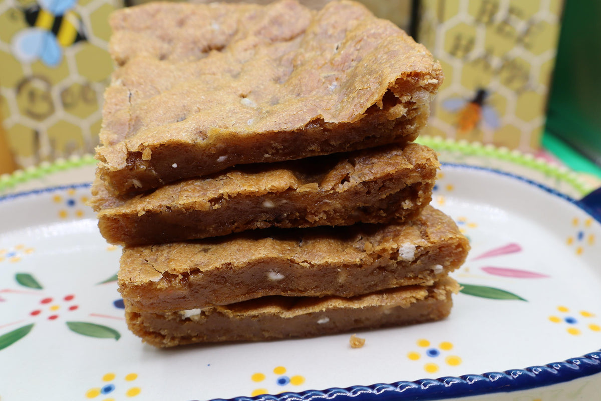 Blondie sin gluten, sin lácteos, vegano, sin cacahuetes, apto para alérgicos, barra para fiesta de cumpleaños, postre de Pascua, aperitivos de malvavisco, seguro para la escuela