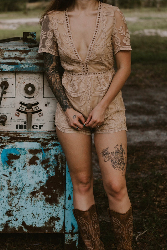 Romper de encaje color gris pardo de Krysta