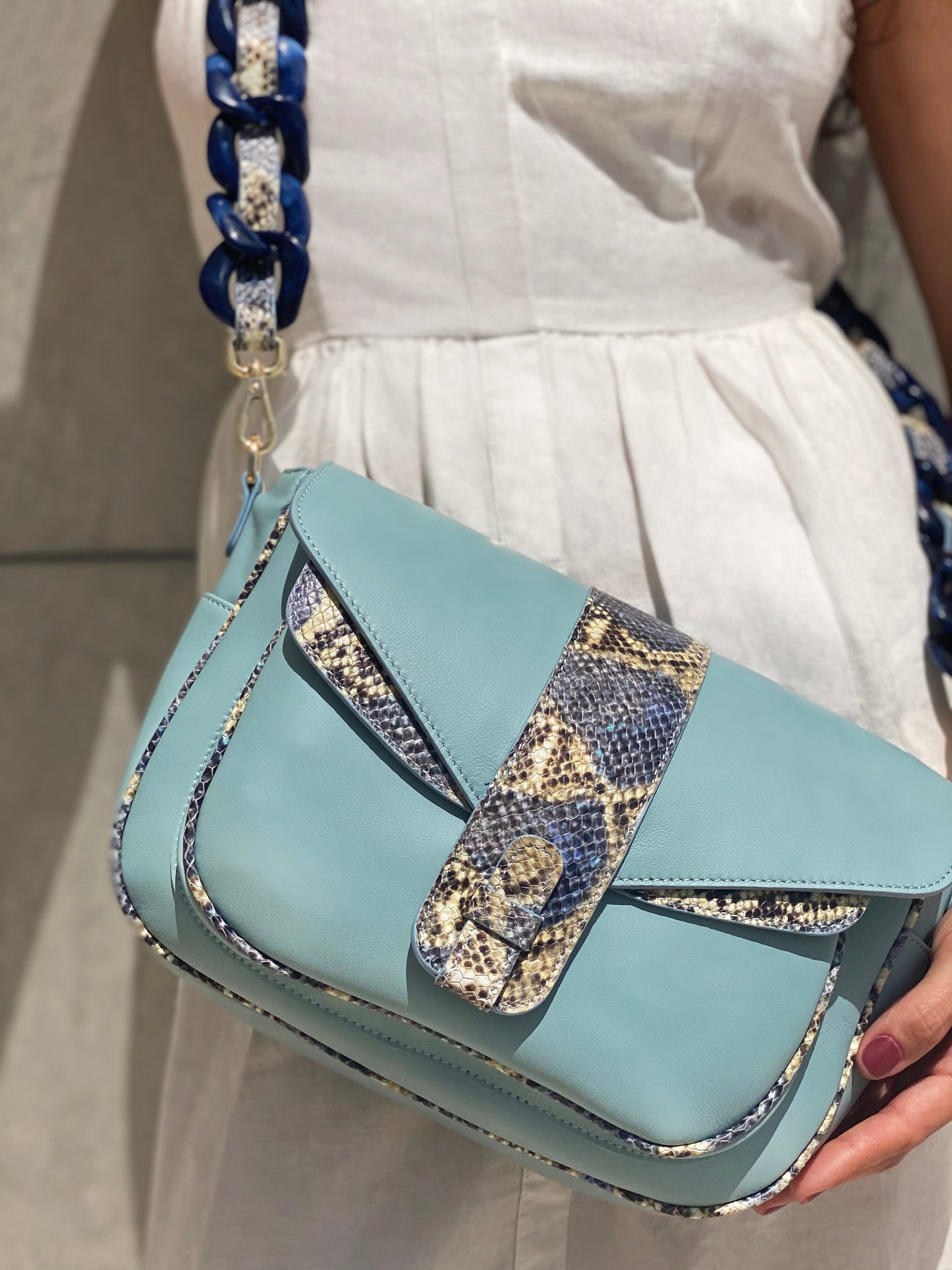 Kara en cuero azul