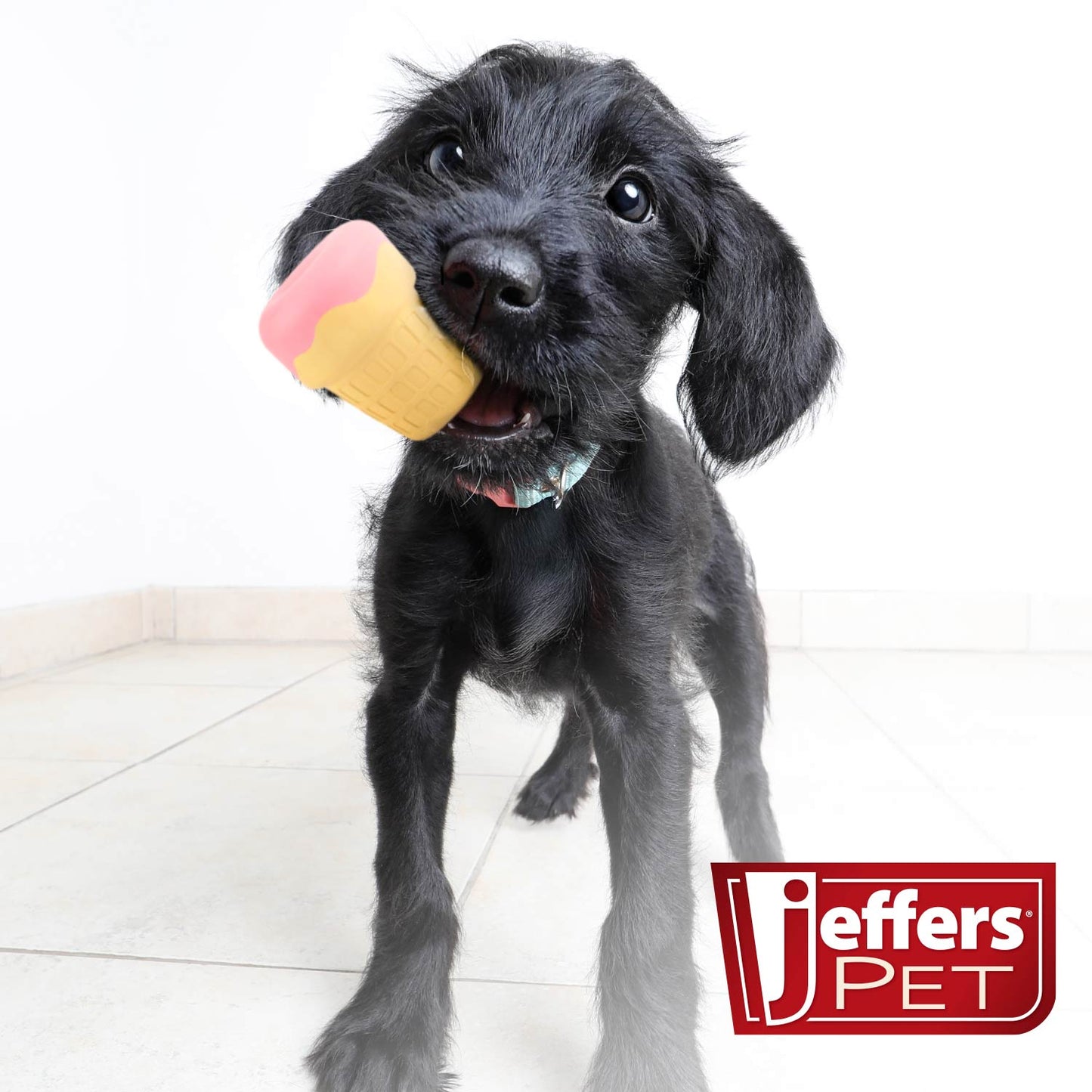 Juguete masticable Jeffers Ice Cream Cone de caucho natural para dispensar premios y limpiar los dientes de perros