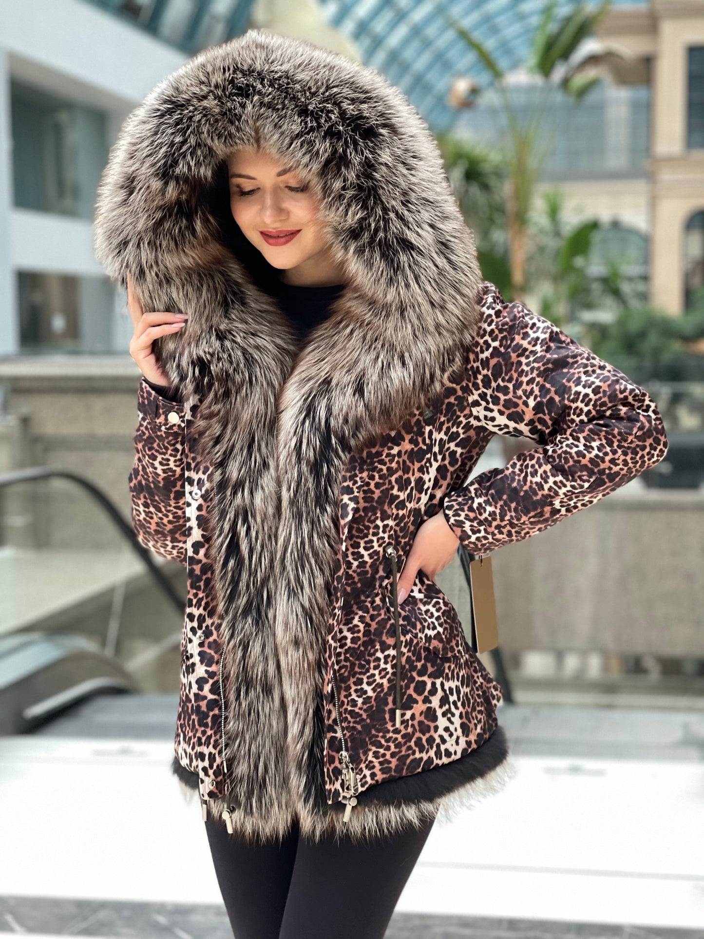 Chaqueta parka con estampado de leopardo de auténtica piel de zorro plateado con forro de piel de conejo