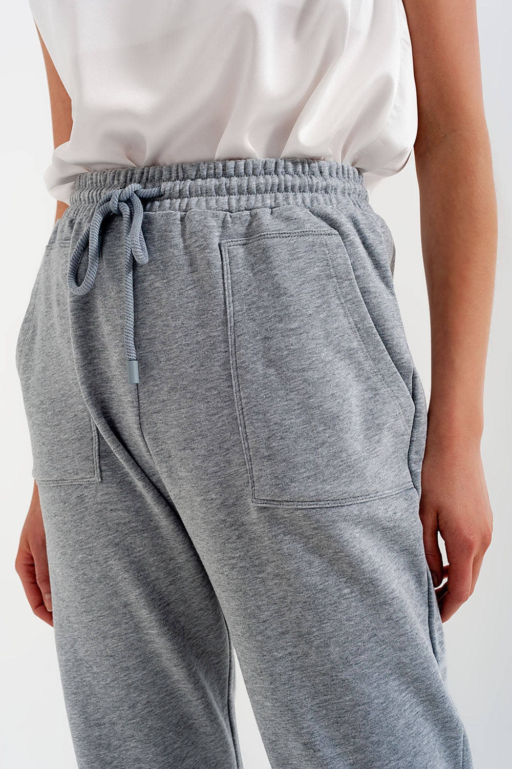 Pantalones deportivos con cintura elástica en gris