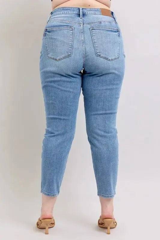 T-Shirts Trendsi Judy Blue Vintage Wash Plus Size Women's Slim Jeans: Comfy & Flattering