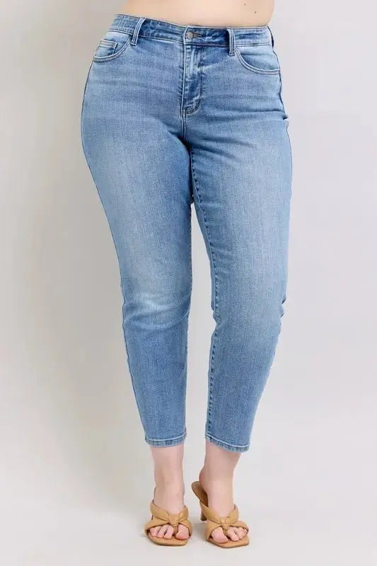 T-Shirts Trendsi Judy Blue Vintage Wash Plus Size Women's Slim Jeans: Comfy & Flattering