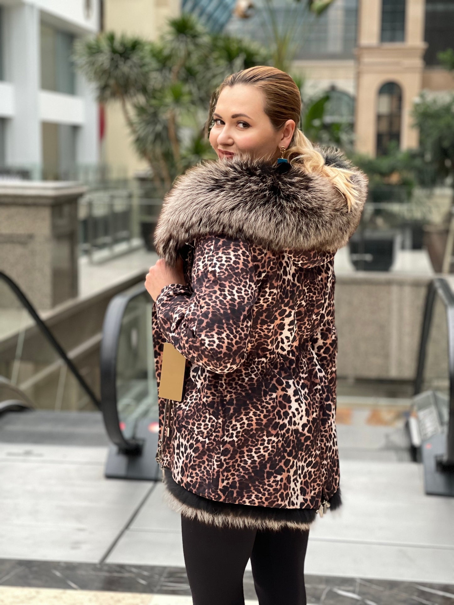 Chaqueta parka con estampado de leopardo de auténtica piel de zorro plateado con forro de piel de conejo