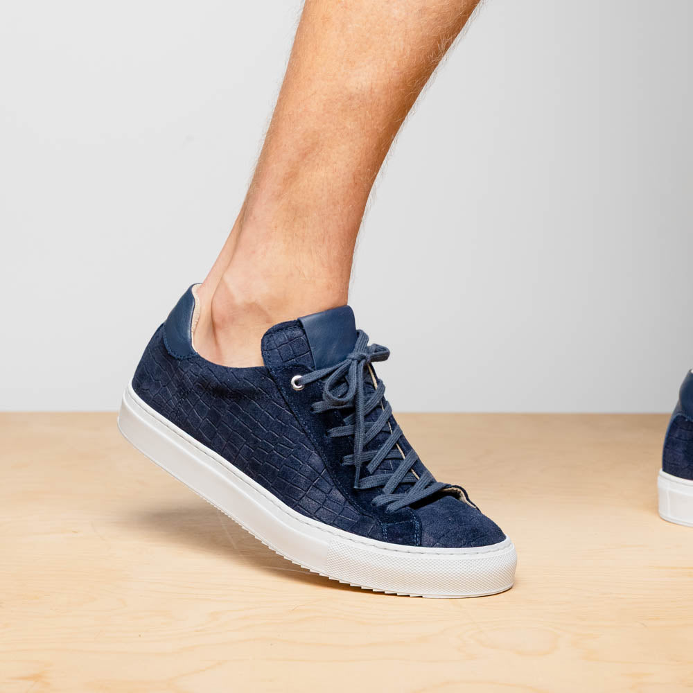 66-266-NVY Zapatillas de piel de cabra italiana con relieve de cocodrilo KOBE azul marino