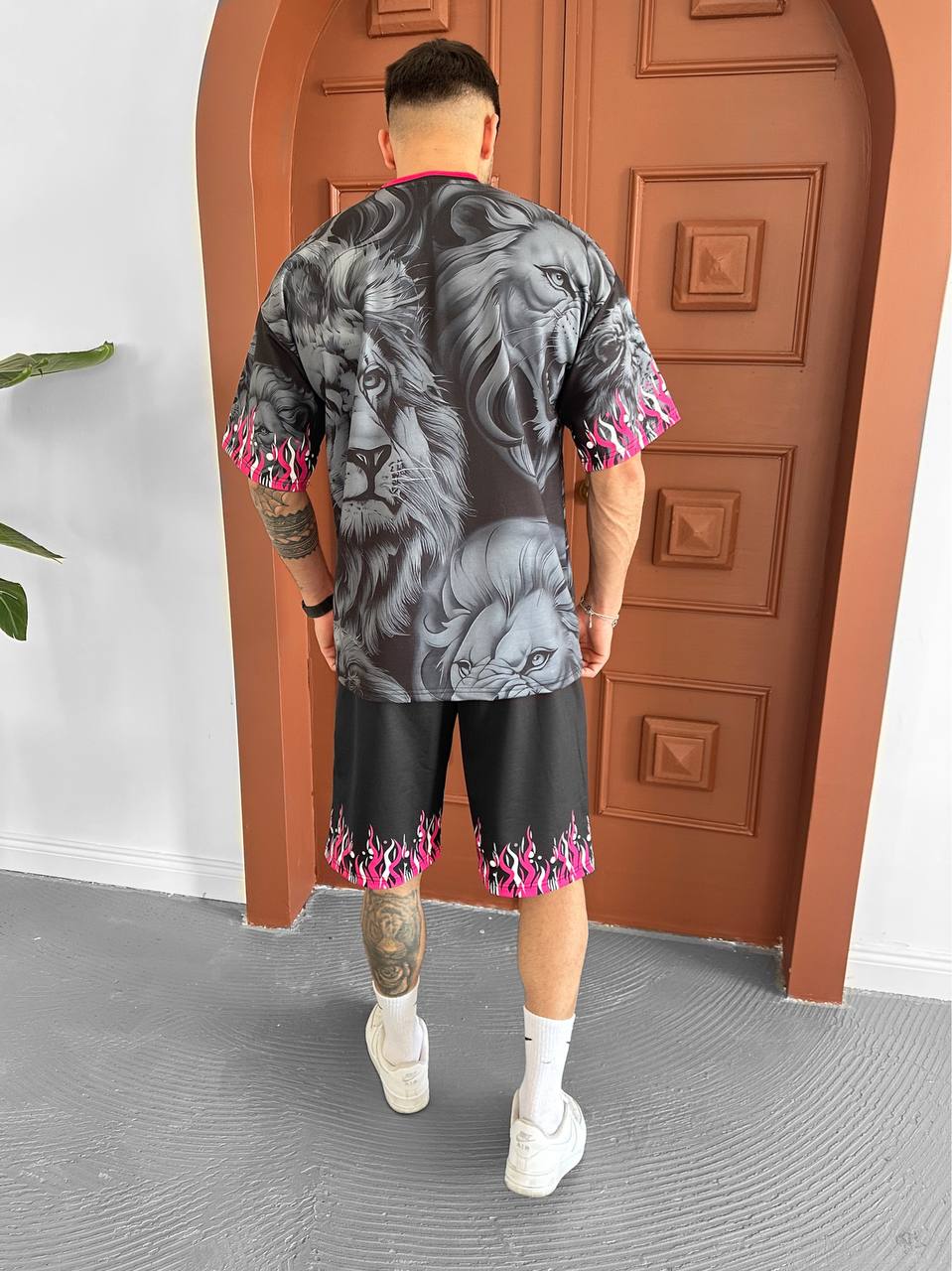 Conjunto de camiseta con estampado de león y pantalones cortos con llamas Lion Blaze para hombre – Ropa urbana ardiente con estampado de león atrevido