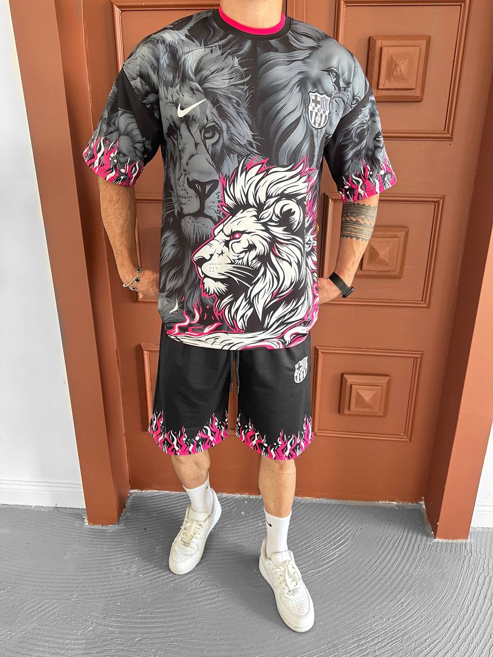 Conjunto de camiseta con estampado de león y pantalones cortos con llamas Lion Blaze para hombre – Ropa urbana ardiente con estampado de león atrevido