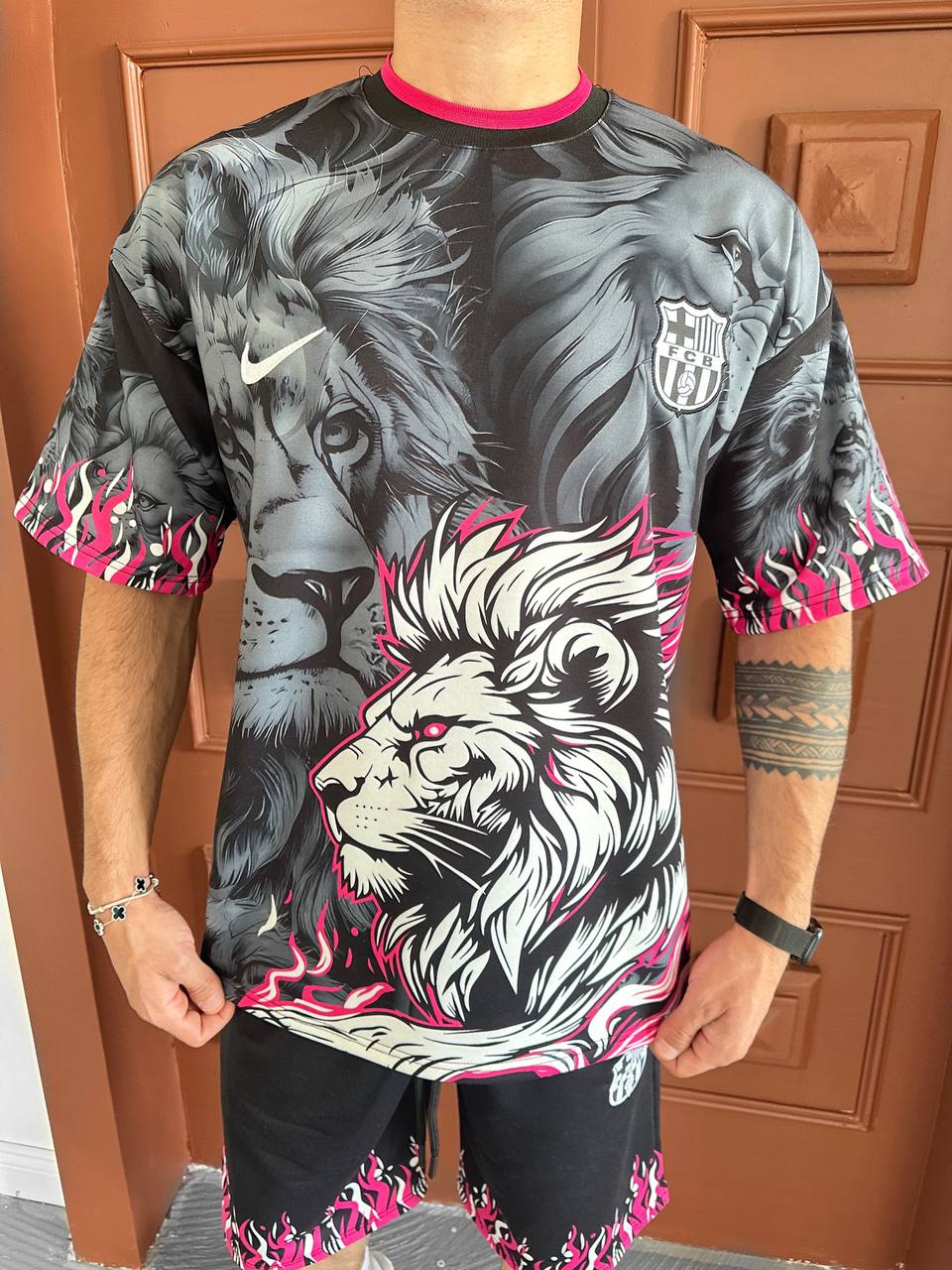 Conjunto de camiseta con estampado de león y pantalones cortos con llamas Lion Blaze para hombre – Ropa urbana ardiente con estampado de león atrevido