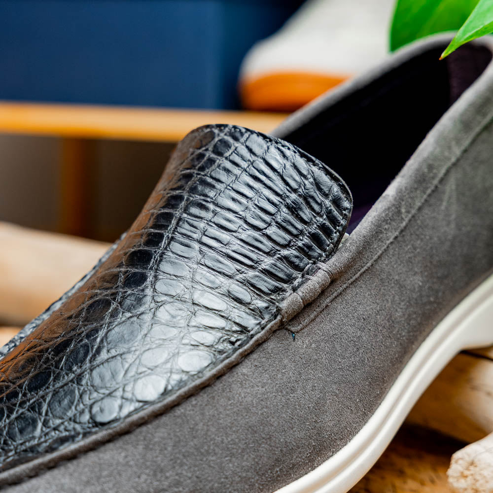 11-603-GRY BENE Mocasín de piel de cabra italiana agamuzada y cocodrilo gris