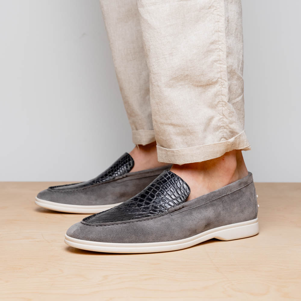 11-603-GRY BENE Mocasín de piel de cabra italiana agamuzada y cocodrilo gris