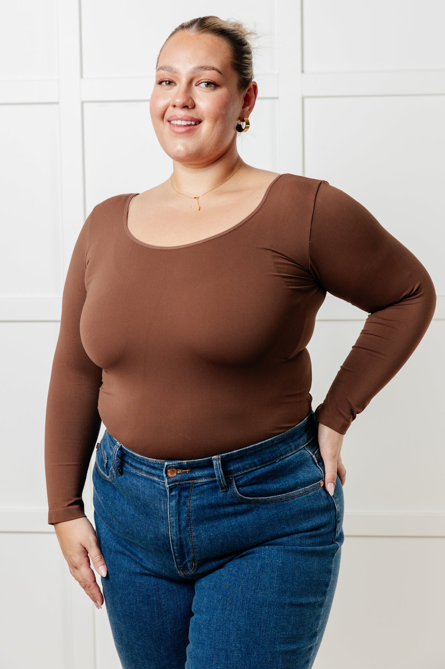 Trae la camiseta con cuello en V reversible sin costuras Basics color café
