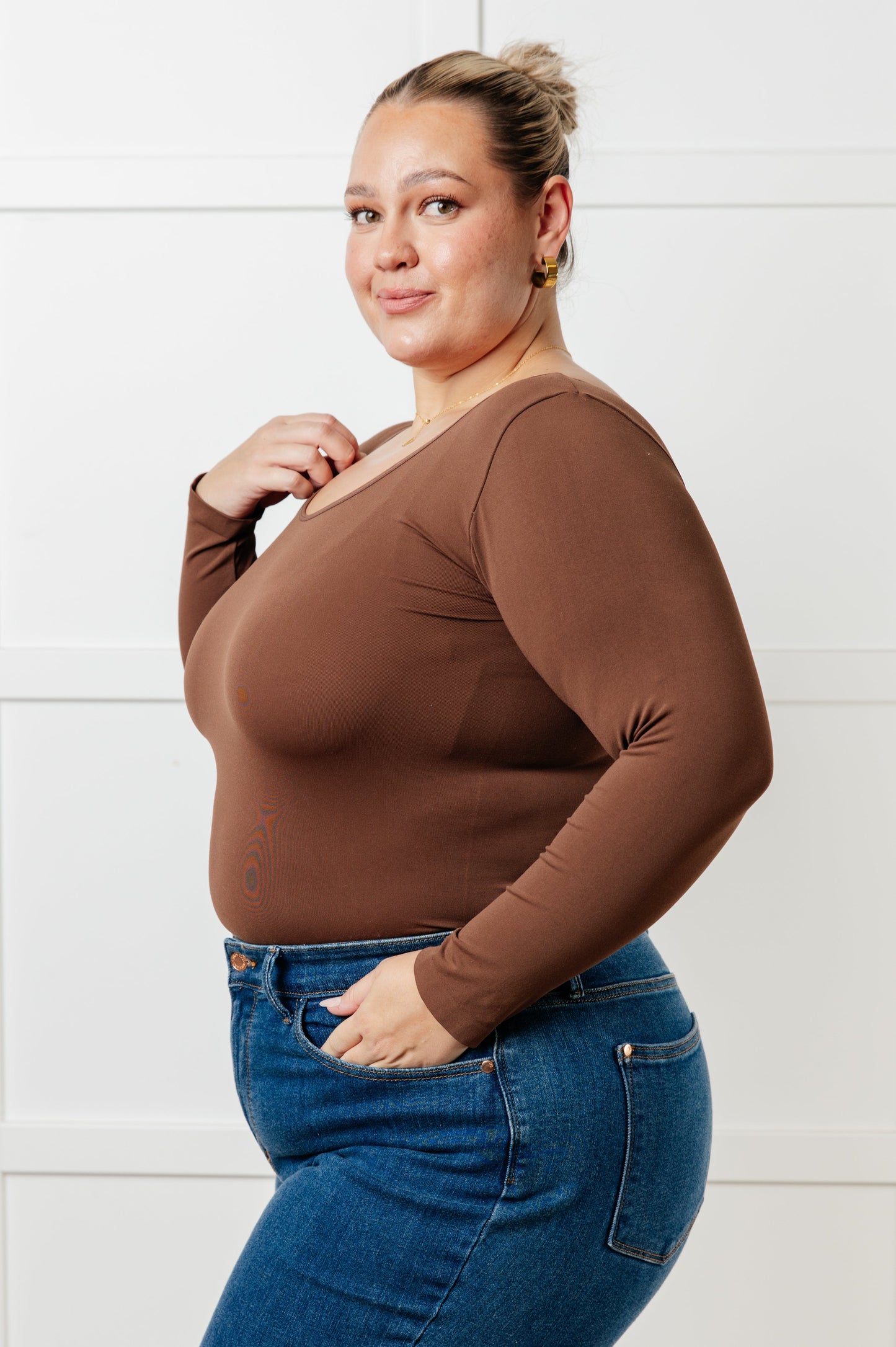 Trae la camiseta con cuello en V reversible sin costuras Basics color café