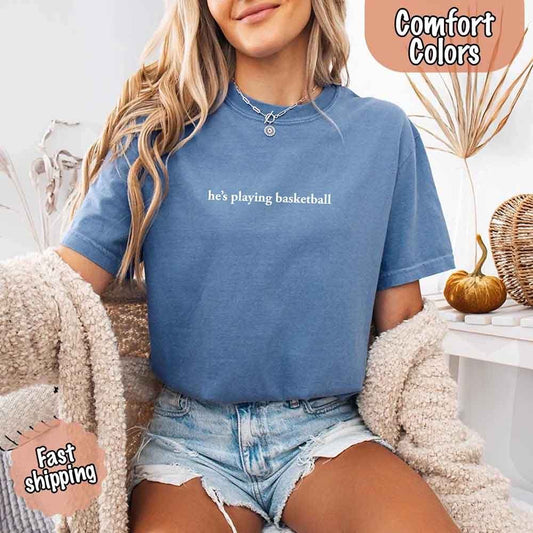 Está jugando baloncesto - Divertida camiseta deportiva Comfort Colors para mujer