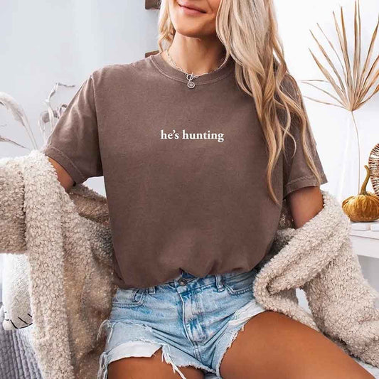 Él está cazando - Divertida camiseta de estilo de vida al aire libre Comfort Colors para mujer