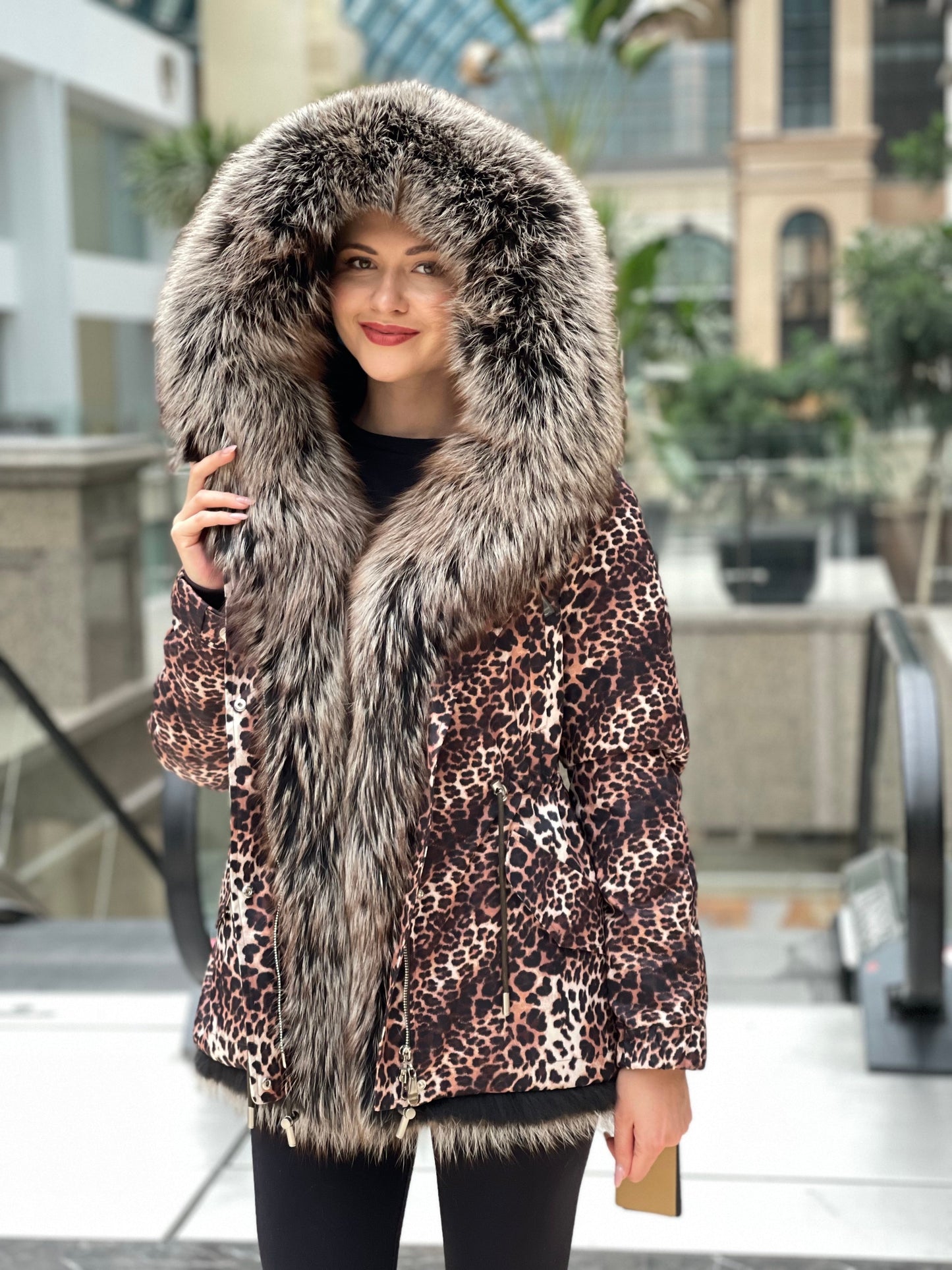 Chaqueta parka con estampado de leopardo de auténtica piel de zorro plateado con forro de piel de conejo