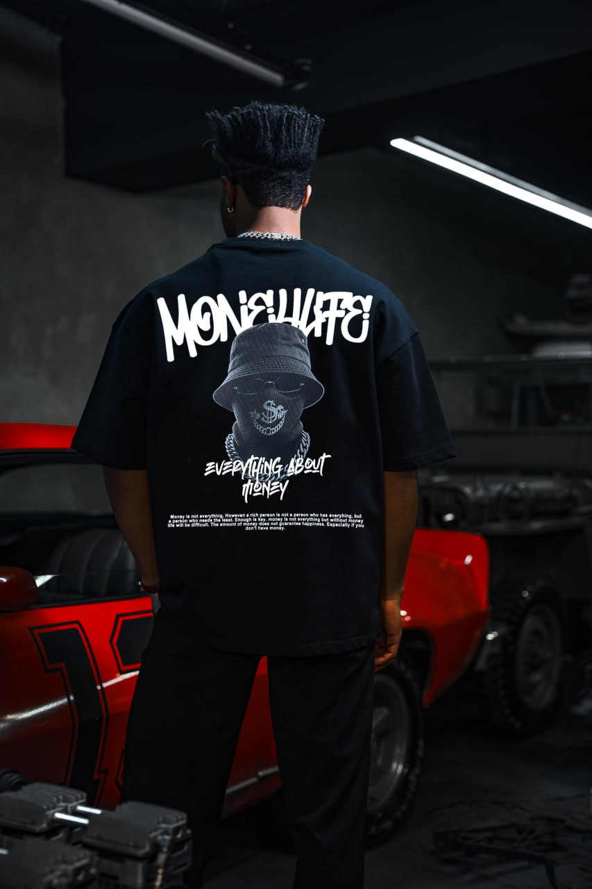 Camiseta Gráfica Urbana "Everything About Money" – Ropa Urbana con Tipografía Atrevida para el Esfuerzo