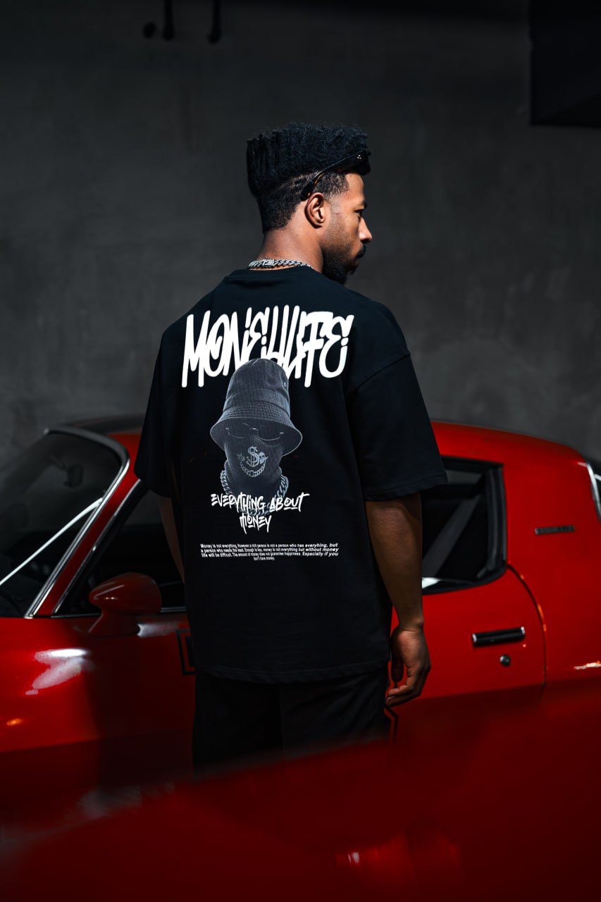 Camiseta Gráfica Urbana "Everything About Money" – Ropa Urbana con Tipografía Atrevida para el Esfuerzo