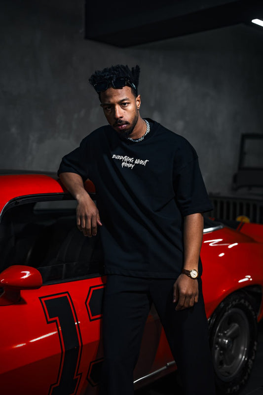 Camiseta Gráfica Urbana "Everything About Money" – Ropa Urbana con Tipografía Atrevida para el Esfuerzo