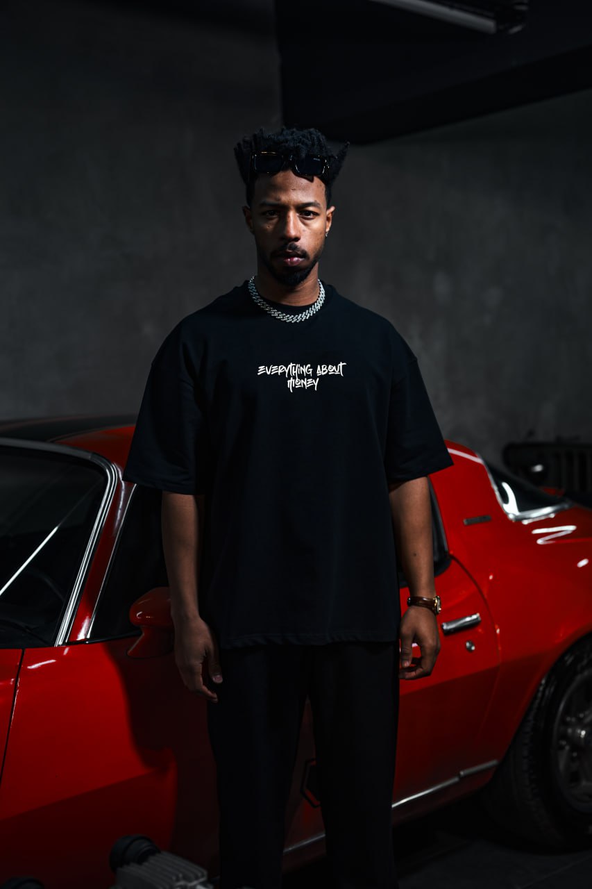 Camiseta Gráfica Urbana "Everything About Money" – Ropa Urbana con Tipografía Atrevida para el Esfuerzo