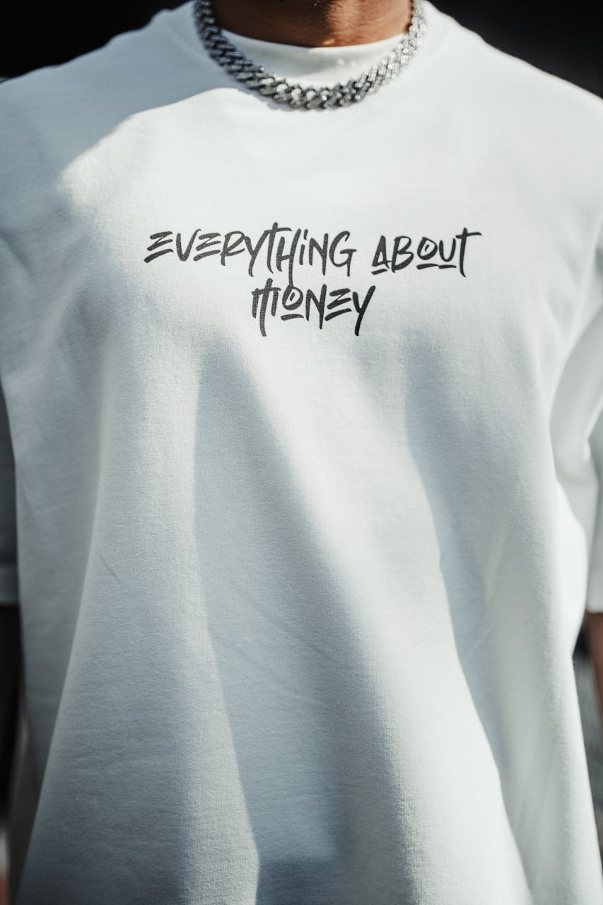 Camiseta Gráfica Urbana "Everything About Money" – Ropa Urbana con Tipografía Atrevida para el Esfuerzo