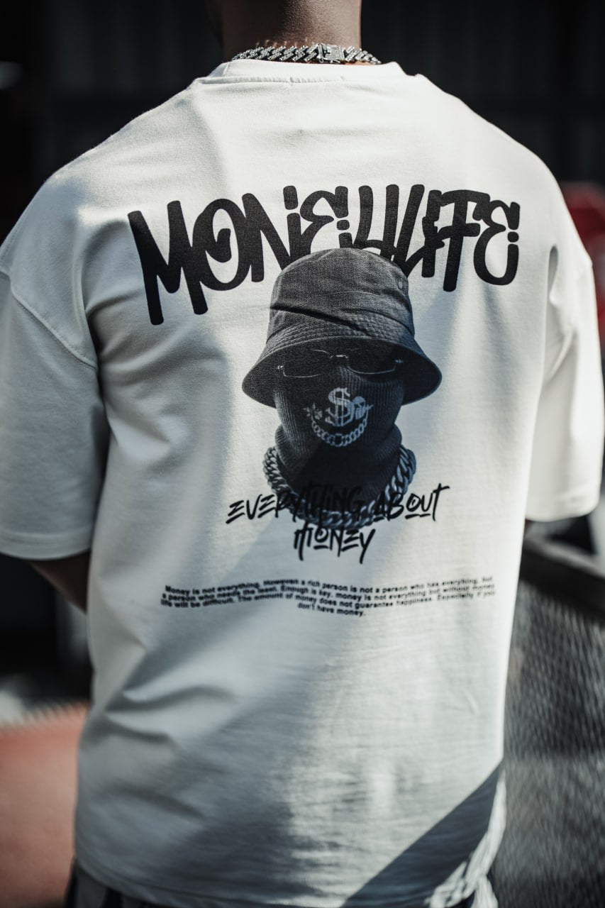 Camiseta Gráfica Urbana "Everything About Money" – Ropa Urbana con Tipografía Atrevida para el Esfuerzo