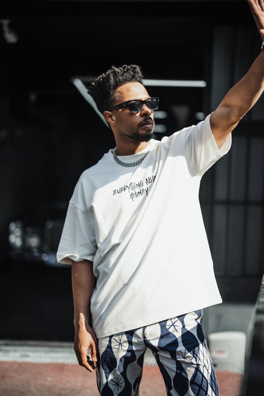 Camiseta Gráfica Urbana "Everything About Money" – Ropa Urbana con Tipografía Atrevida para el Esfuerzo