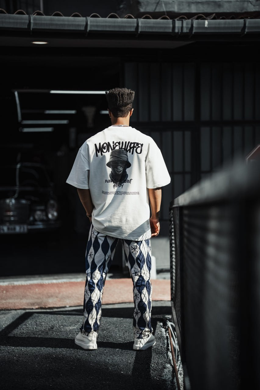 Camiseta Gráfica Urbana "Everything About Money" – Ropa Urbana con Tipografía Atrevida para el Esfuerzo