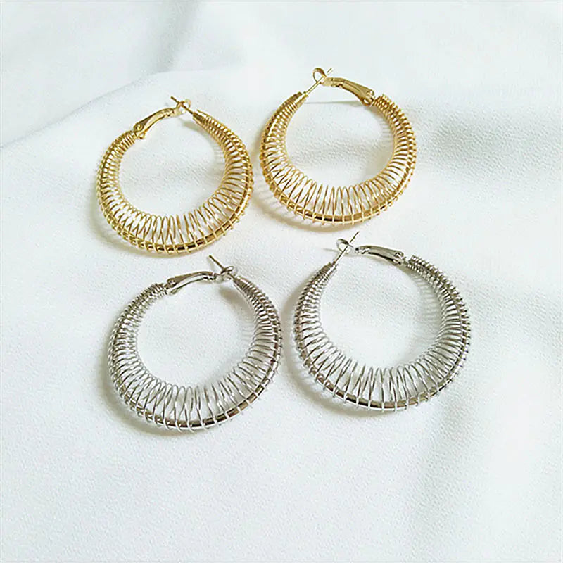 Pendientes curvos de moda de primavera en oro y plata