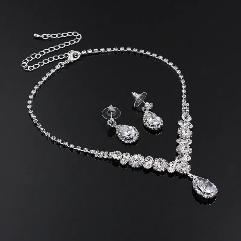 Conjunto de collar y pendientes de circonia de lujo con forma de gota de agua