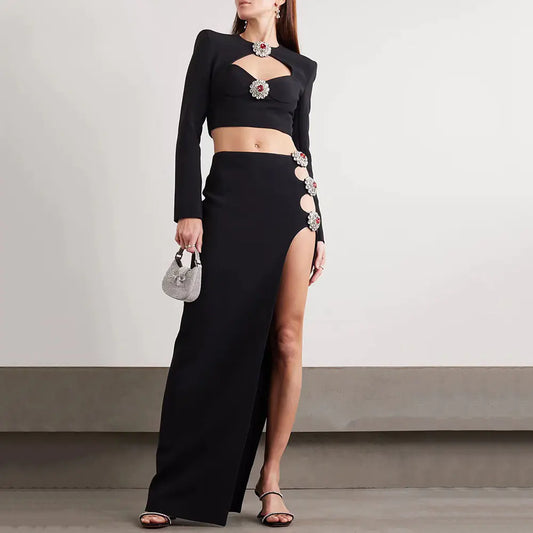 Vestido de manga larga con abertura lateral y diamantes huecos