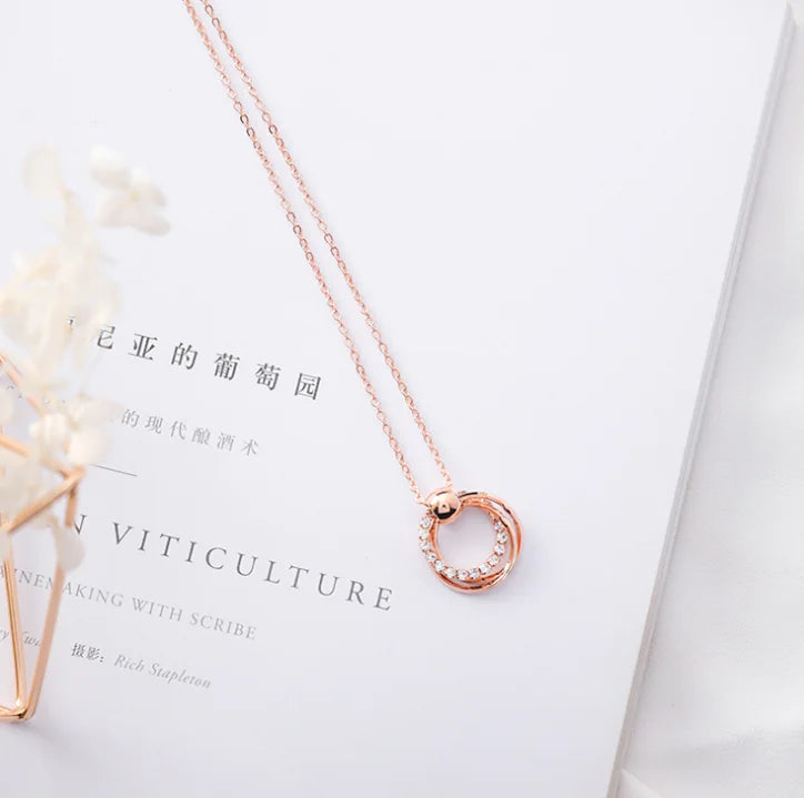 Juego de pendientes y collar de círculo de diamantes brillantes
